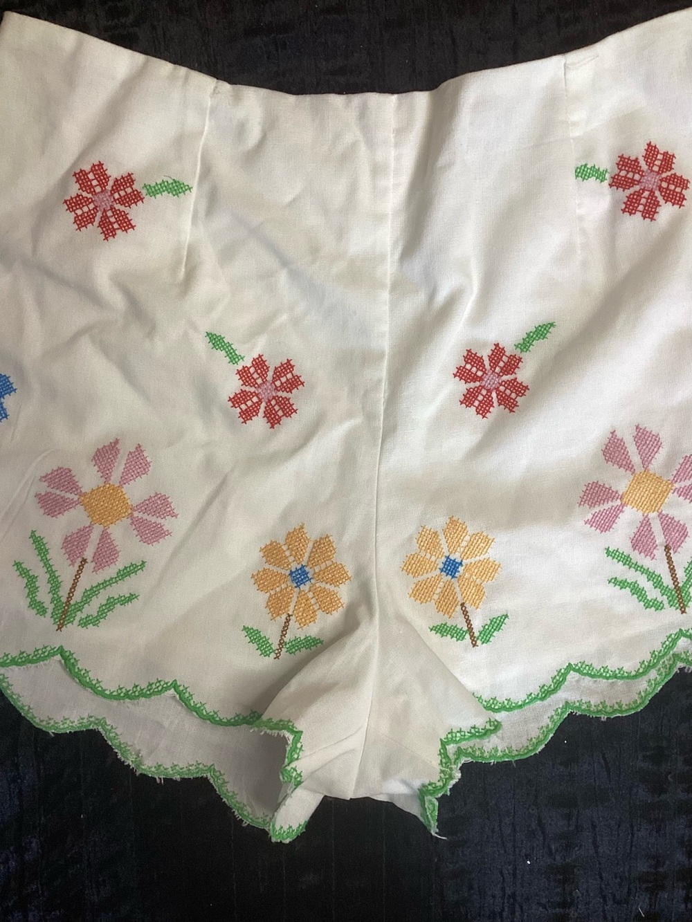 NWOT Amable by Mable White High-Waist Embroidered Floral Scallop-Hem Shorts M - Picture 3 of 12